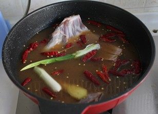 3、香辣炸卤羊排,倒入老卤汤，卤40分钟-50分钟左右