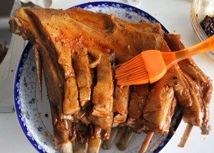 4、香辣炸卤羊排,拿出羊排稍稍晾干表面，刷一层辣椒油