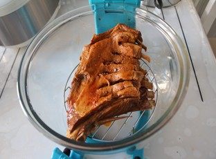 5、香辣炸卤羊排,刷好辣油的羊排放入空气炸锅的网架上