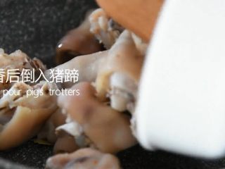 5、照着这个方子做，新手也能做出大厨的美味！,爆香后倒入猪蹄