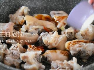 6、照着这个方子做，新手也能做出大厨的美味！,倒入干辣椒、1勺生抽、1勺老抽、1茶匙糖，炒匀