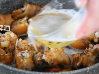 7、照着这个方子做，新手也能做出大厨的美味！,倒入啤酒没过猪蹄