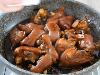 9、照着这个方子做，新手也能做出大厨的美味！,撒入少许盐，炒匀收汁盛出