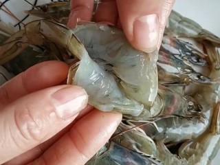 2、茄汁大虾,背部开一刀清洗干净