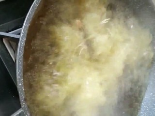 3、茄汁大虾,油温七成热下入大虾炸