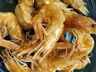 4、茄汁大虾,炸一下马上捞出控油