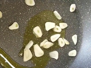 5、茄汁大虾,锅放油下入蒜片爆香