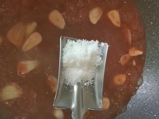 6、茄汁大虾,加入番茄酱，少许的水，盐，白糖调味