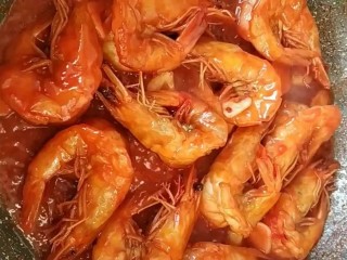 7、茄汁大虾,放入大虾小火收汁出锅即可