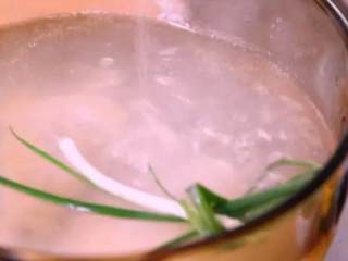 1、巨香无比的口水鸡，酱汁都想舔干净！,水开后放入鸡腿、葱段、姜片、料酒，煮20分钟