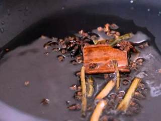 2、巨香无比的口水鸡，酱汁都想舔干净！,起油锅，下葱段、桂皮、八角、香叶、花椒，炒香