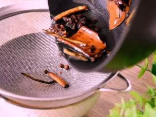 3、巨香无比的口水鸡，酱汁都想舔干净！,过筛，将热油倒在辣椒面上