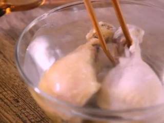 4、巨香无比的口水鸡，酱汁都想舔干净！,鸡腿煮熟后，再焖10分钟，放入清水过凉鸡腿切块，装盘备用