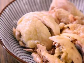 5、巨香无比的口水鸡，酱汁都想舔干净！,鸡腿切块，装盘备用