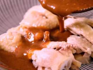 6、巨香无比的口水鸡，酱汁都想舔干净！,淋上酱汁