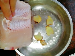 2、鼓油蒸鱼????,盘子低放入姜片