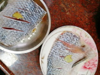 3、鼓油蒸鱼????,上面也可以放两片，放入蒸笼滚水蒸6分钟