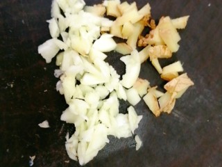 4、鼓油蒸鱼????,切好姜 蒜