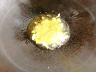 5、鼓油蒸鱼????,放入热油中爆香