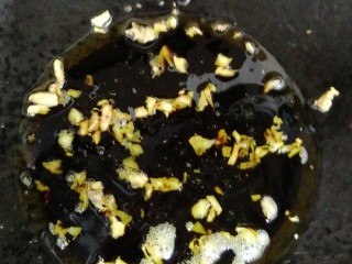 6、鼓油蒸鱼????,放入酱油和少量料酒