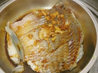 8、鼓油蒸鱼????,浇在鱼面上