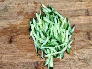 2、鸡丝凉面,趁着煮至的时间里，我们把黄瓜擦丝。