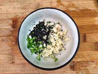 3、鸡丝凉面,把蒜子，香葱切末放入碗中