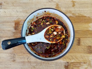 4、鸡丝凉面,加入生抽，老抽，油辣椒，花椒油，白醋，芝麻拌匀成碗汁备用