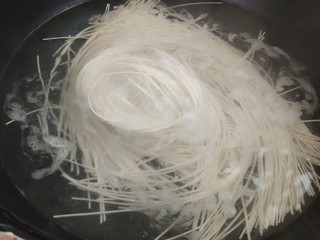 7、鸡丝凉面,把锅里面坐水烧开，加入一点点的盐，然后下面条煮熟