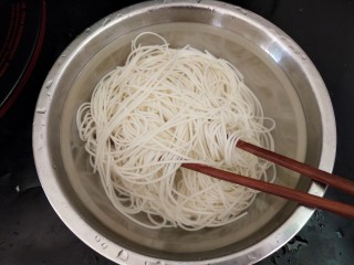 8、鸡丝凉面,放入冰水中，然后再把它沥水。
