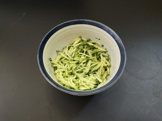 9、鸡丝凉面,碗底铺上一层黄瓜丝