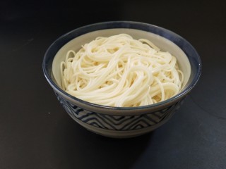 10、鸡丝凉面,放上沥水的面条