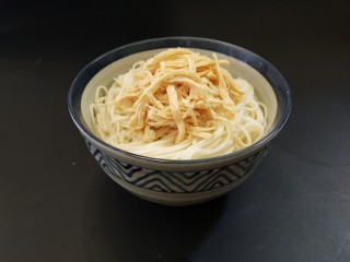 11、鸡丝凉面,放上鸡丝