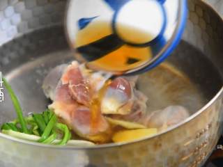 1、三椒爆鸡胗-香辣爽脆超级下饭,鸡胗开水下锅，放入葱结、姜片，淋入料酒。