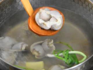 2、三椒爆鸡胗-香辣爽脆超级下饭,焯水捞出，备用。