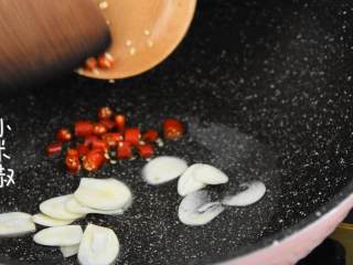 4、三椒爆鸡胗-香辣爽脆超级下饭,热锅冷油，放入蒜片、小米椒爆香。