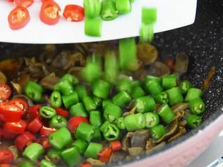 5、三椒爆鸡胗-香辣爽脆超级下饭,倒入腌制好的鸡胗，大火翻炒。再倒入青椒、红椒继续翻炒。