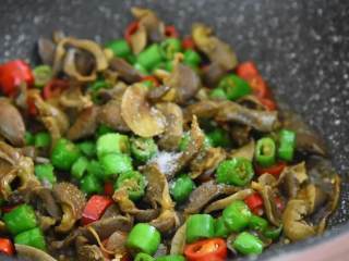 6、三椒爆鸡胗-香辣爽脆超级下饭,撒入糖、淋入麻油，翻炒均匀即可。