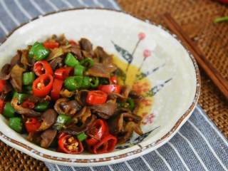 7、三椒爆鸡胗-香辣爽脆超级下饭,夏日开胃王，下酒又下饭——三椒爆鸡胗。