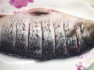 1、啤酒鲤鱼,鲤鱼去掉内脏洗净改刀