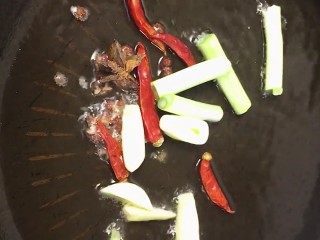 4、啤酒鲤鱼,起锅烧油加葱姜蒜，八角，花椒，干辣椒爆香