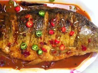 8、啤酒鲤鱼,最后大火收汁，撒青红椒末出锅即可