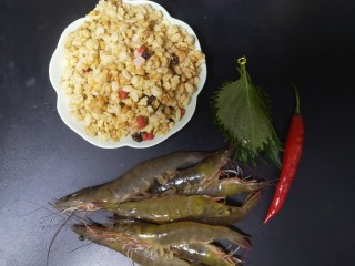 1、爆炒基围虾,食材准备好