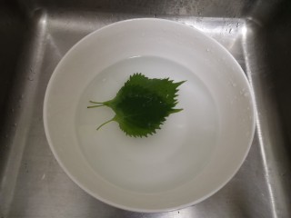 2、爆炒基围虾,紫苏叶清洗