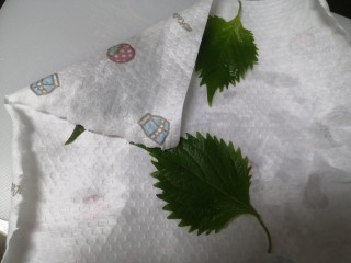 3、爆炒基围虾,捞出吸干水