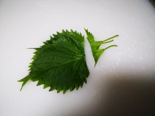 4、爆炒基围虾,去掉蒂部位