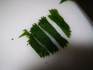 5、爆炒基围虾,切手指大小的条