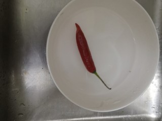 6、爆炒基围虾,小米椒洗净