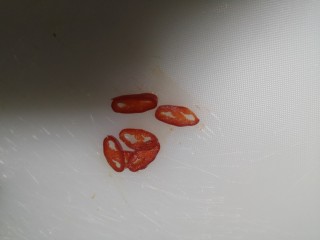 7、爆炒基围虾,切圆去籽