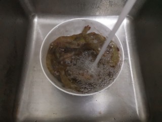 8、爆炒基围虾,基围虾清洗干净